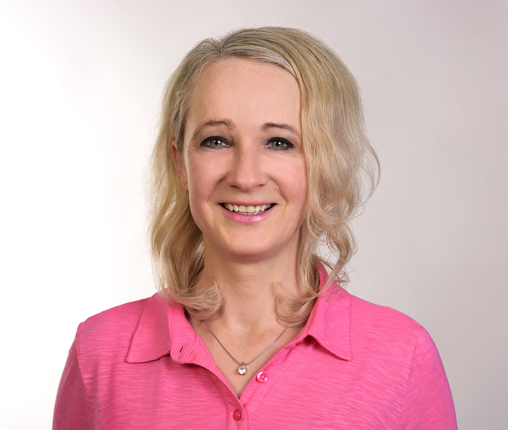 Frau Dr. med. Annette Müller lächelt in die Kamera.